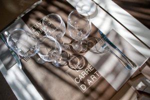 OMbre et lulière sur la terrasse du restaurant à Nimes le Carré d'Art