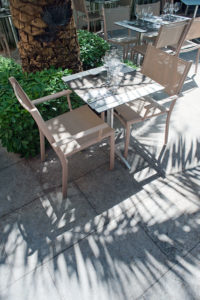 Une table pour 2 sur la terrases du restaurant nimois le Carré d'Art