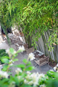 Vue de la terrasse du restaurant à Nîmes Le Carré d'art - les bambous