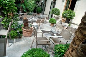 Visuel de la terrasse du restaurant à Nîmes Le Carré d'art