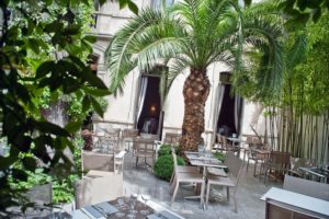 Vue de la terrasse du restaurant à Nîmes Le Carré d'art