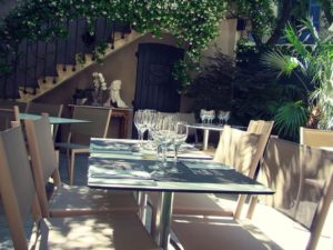 En ombre et lumière sur la terrasse de votre restaurant à Nîmes le Carré d'Art
