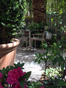 Une vue de l'exterieur en été du restaurant le Carré d'Art à Nîmes