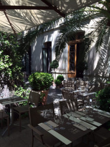 La terrasse ombragée du restaurant le Carré d'Art à Nîmes