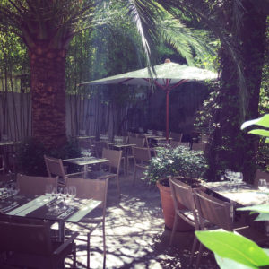 La terrasse ensoleillée du restaurant le Carré d'Art à Nîmes