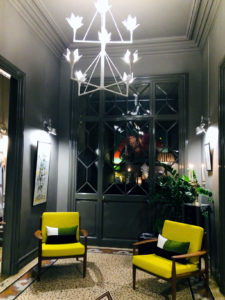 L'intérieur chic du restaurant le Carré d'Art à Nîmes