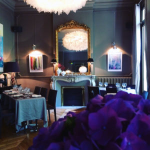 L'intérieur cosy du restaurant le Carré d'Art à Nîmes