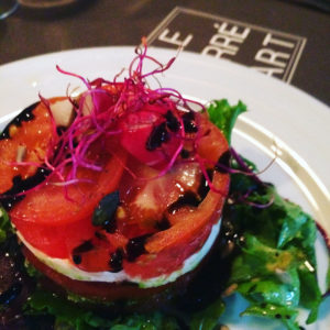 Une entrée du restaurant le Carré d'Art à Nîmes